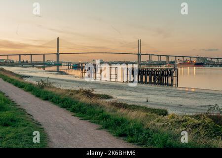 Vue sur le pont Queen Elizabeth II depuis le bord de la rivière Greenhithe, Dartford, Royaume-Uni Banque D'Images