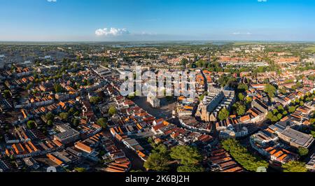 Vue aérienne de la ville de Delft avec l'hôtel de ville, un bâtiment de style Renaissance sur le Markt en face de Nieuwe Kerk, Hollande du Sud, pays-Bas Banque D'Images