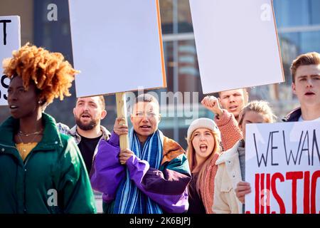 Les manifestants avec des pancartes sur la question de la vie noire Mars de démonstration contre le racisme Banque D'Images