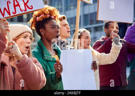 Groupe de manifestants avec des pancartes sur la Marche de démonstration anti-guerre Banque D'Images