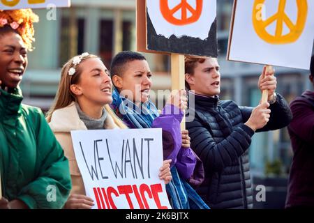 Groupe de manifestants avec des pancartes sur la Marche de démonstration anti-guerre Banque D'Images