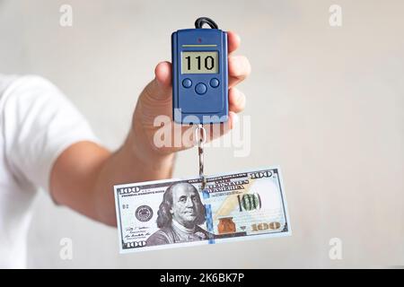 Billets en dollars sur les balances électroniques, un symbole de l'appréciation des coûts, de la déflation, de la surestimation de l'argent. Concept d'inflation aux États-Unis de Banque D'Images