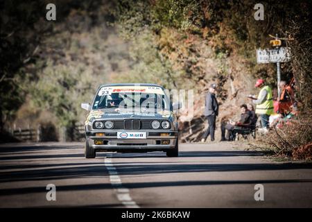 Novella, Corse, France - 7th octobre 2022 : Dede Papini participe à une BMW 325i dans le Tour de Corse Historique 2022. Banque D'Images