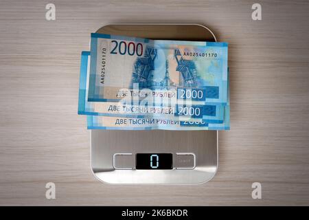 Billets en dollars sur les balances électroniques, symbole de la réduction des coûts, de l'inflation, de la dépréciation de l'argent. Concept d'inflation aux États-Unis d'Amer Banque D'Images