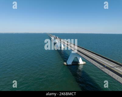 Pont de Zeelandbridge à l'infini dans la vue aérienne de drone de distance. Partie de Delta fonctionne. Infrastructure néerlandaise holland Zeeland. Livraison du transport Banque D'Images