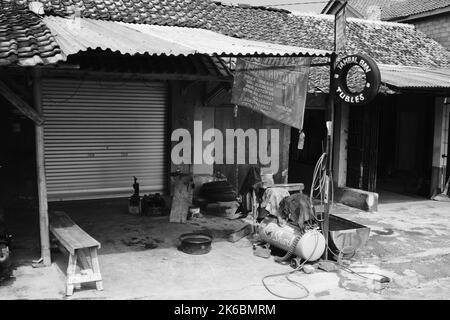 Cikancung, West Java, Indonésie - 06 octobre 2022 : photo monochrome, Un endroit pour réparer un pneu crevé Banque D'Images