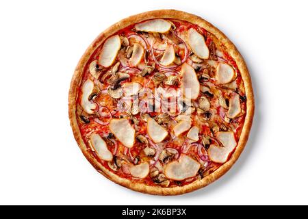 Pizza classique fine avec filet de poulet fumé, champignons et oignon violet isolé sur blanc Banque D'Images