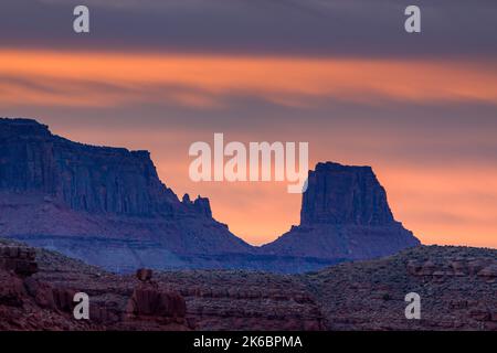 Nuages pastel au-dessus de Hatch point au lever du soleil dans l'aire de loisirs Canyon Rims près de Moab, Utah. Vue depuis la vue sur le col de l'oie du Colora Banque D'Images