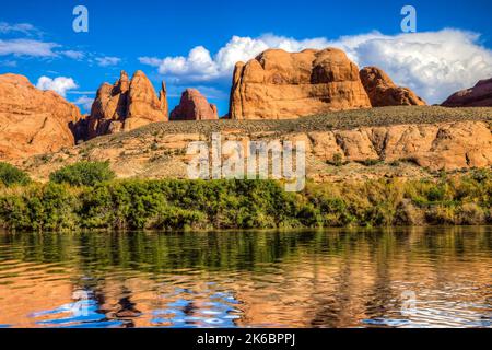 Les formations rocheuses de grès Navajo se reflètent dans le fleuve Colorado près de Moab, Utah. Banque D'Images