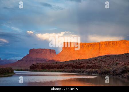 Des rayons anticrépusculaires au coucher du soleil au-dessus de Pariott Mesa et du fleuve Colorado près de Moab, Utah. Banque D'Images