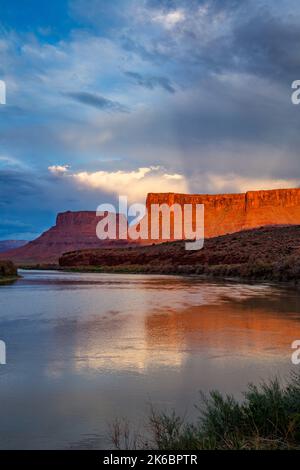 Des rayons anticrépusculaires au coucher du soleil au-dessus de Pariott Mesa et du fleuve Colorado près de Moab, Utah. Banque D'Images