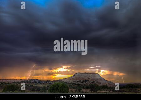 Orage avec foudre au-dessus d'Aztec Butte dans l'île, dans le district Sky du parc national de Canyonlands, Moab, Utah. Banque D'Images