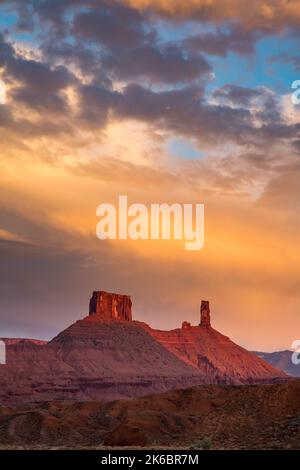 Coucher de soleil sur le Rectory et Castleton Tower / Castle Rock, à Ida Gulch, près de Moab, Utah. Banque D'Images