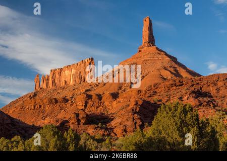 The Priest & Nuns / Rectory, à gauche, et Castle Rock ou Castleton Tower, formations rocheuses en grès près de Moab, Utah. Banque D'Images