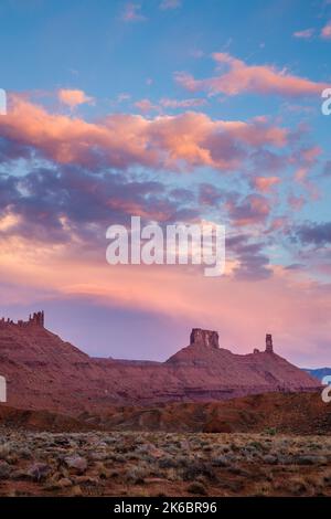 Coucher de soleil nuages sur mère supérieure, le presbytère et Castleton Tower / Castle Rock, près de Moab, Utah. Banque D'Images