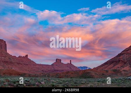 Coucher de soleil nuages sur mère supérieure, le presbytère et Castleton Tower / Castle Rock, près de Moab, Utah. Banque D'Images