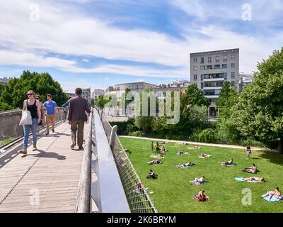 Ceinture verte, zone piétonne dans Paris 12th arrondissement (quartier), avec le parc Reuilly Paul Pernin. Marcheurs sur la passerelle et les personnes qui s'y trouvent Banque D'Images