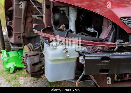 Remplacement de l'aile avant côté passager en raison d'une détérioration de la carrosserie lors d'un accident Banque D'Images