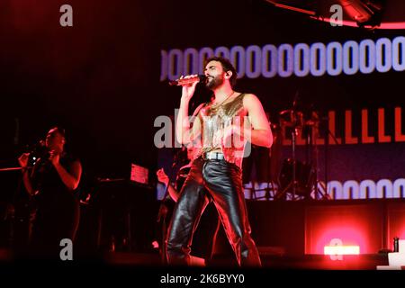 12 octobre 2022, Turin, Turin, Italie: Le chanteur italien Marco Mengoni se produit sur la scène de la Pala Alpitour à Turin avec sa tournée 'Mengoni Live 2022' (Credit image: © Bruno Brizzi/Pacific Press via ZUMA Press Wire) Banque D'Images