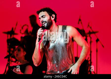 12 octobre 2022, Turin, Turin, Italie: Le chanteur italien Marco Mengoni se produit sur la scène de la Pala Alpitour à Turin avec sa tournée 'Mengoni Live 2022' (Credit image: © Bruno Brizzi/Pacific Press via ZUMA Press Wire) Banque D'Images