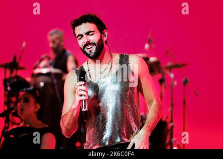 12 octobre 2022, Turin, Turin, Italie: Le chanteur italien Marco Mengoni se produit sur la scène de la Pala Alpitour à Turin avec sa tournée 'Mengoni Live 2022' (Credit image: © Bruno Brizzi/Pacific Press via ZUMA Press Wire) Banque D'Images