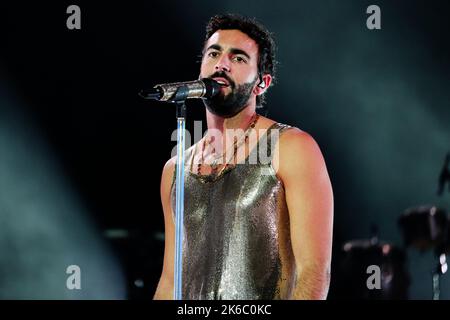 12 octobre 2022, Turin, Turin, Italie: Le chanteur italien Marco Mengoni se produit sur la scène de la Pala Alpitour à Turin avec sa tournée 'Mengoni Live 2022' (Credit image: © Bruno Brizzi/Pacific Press via ZUMA Press Wire) Banque D'Images