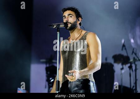12 octobre 2022, Turin, Turin, Italie: Le chanteur italien Marco Mengoni se produit sur la scène de la Pala Alpitour à Turin avec sa tournée 'Mengoni Live 2022' (Credit image: © Bruno Brizzi/Pacific Press via ZUMA Press Wire) Banque D'Images