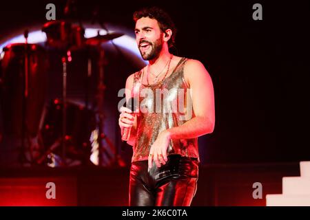 12 octobre 2022, Turin, Turin, Italie: Le chanteur italien Marco Mengoni se produit sur la scène de la Pala Alpitour à Turin avec sa tournée 'Mengoni Live 2022' (Credit image: © Bruno Brizzi/Pacific Press via ZUMA Press Wire) Banque D'Images