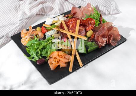 Mélange de charcuterie avec charcuterie et plateau de fromages avec un endroit pour le texte. Hors-d'œuvre ou antipasti italiens avec cuisine gastronomique sur fond blanc Banque D'Images