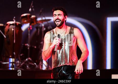 12 octobre 2022, Turin, Turin, Italie: Le chanteur italien Marco Mengoni se produit sur la scène de la Pala Alpitour à Turin avec sa tournée 'Mengoni Live 2022' (Credit image: © Bruno Brizzi/Pacific Press via ZUMA Press Wire) Banque D'Images
