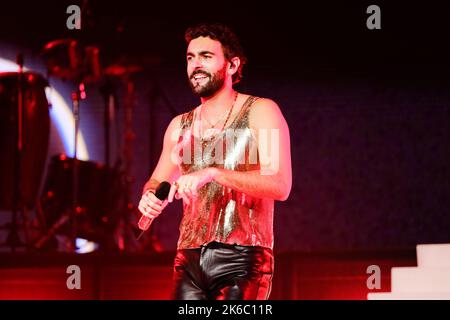 12 octobre 2022, Turin, Turin, Italie: Le chanteur italien Marco Mengoni se produit sur la scène de la Pala Alpitour à Turin avec sa tournée 'Mengoni Live 2022' (Credit image: © Bruno Brizzi/Pacific Press via ZUMA Press Wire) Banque D'Images