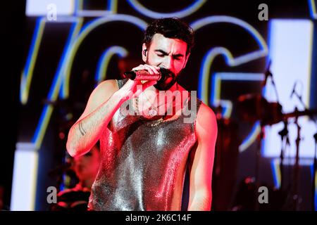 12 octobre 2022, Turin, Turin, Italie: Le chanteur italien Marco Mengoni se produit sur la scène de la Pala Alpitour à Turin avec sa tournée 'Mengoni Live 2022' (Credit image: © Bruno Brizzi/Pacific Press via ZUMA Press Wire) Banque D'Images