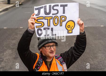 Londres, Royaume-Uni. 13 octobre 2022 . Il suffit d'arrêter les activistes du climat pétrolier qui s'assoient à Whitehall, alors qu'ils poursuivent leur manifestation quotidienne pour les 13th jours consécutifs, en renouvelant leurs appels au gouvernement britannique pour qu'il cesse les nouvelles licences et la production de combustibles fossiles. Credit: amer ghazzal / Alamy Live News. Banque D'Images