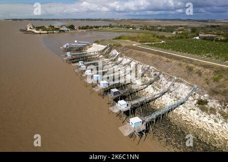 Vue aérienne des huttes traditionnelles de pêche en bois le long des berges de l'estuaire de la Gironde, France Banque D'Images