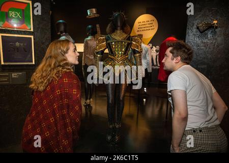 Londres, Royaume-Uni. 13 octobre 2022. Les membres du personnel de 'Costume pour Catherine d'Aragon dans SIX The musical', 2021, à l'occasion d'un avant-goût de 'Re:Imagining Muscals', une nouvelle exposition au V&A de South Kensington célébrant le monde du théâtre musical et son importance culturelle. L'exposition publique se déroule du 15 octobre au 27 novembre 2023. Credit: Stephen Chung / Alamy Live News Banque D'Images