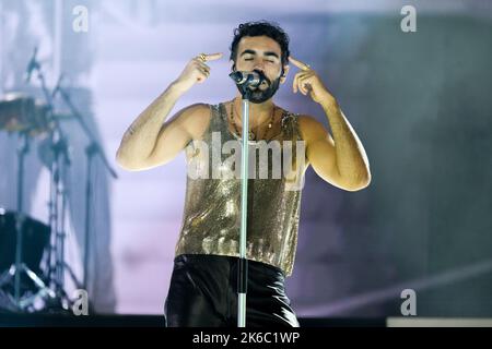 12 octobre 2022, Turin, Turin, Italie: Le chanteur italien Marco Mengoni se produit sur la scène de la Pala Alpitour à Turin avec sa tournée 'Mengoni Live 2022' (Credit image: © Bruno Brizzi/Pacific Press via ZUMA Press Wire) Banque D'Images