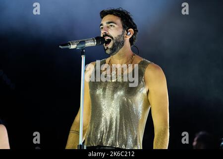 12 octobre 2022, Turin, Turin, Italie: Le chanteur italien Marco Mengoni se produit sur la scène de la Pala Alpitour à Turin avec sa tournée 'Mengoni Live 2022' (Credit image: © Bruno Brizzi/Pacific Press via ZUMA Press Wire) Banque D'Images