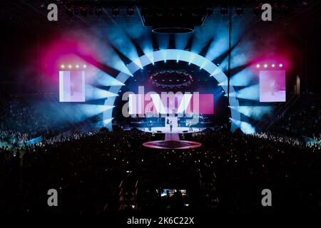 12 octobre 2022, Turin, Turin, Italie: Le chanteur italien Marco Mengoni se produit sur la scène de la Pala Alpitour à Turin avec sa tournée 'Mengoni Live 2022' (Credit image: © Bruno Brizzi/Pacific Press via ZUMA Press Wire) Banque D'Images