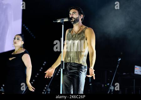 12 octobre 2022, Turin, Turin, Italie: Le chanteur italien Marco Mengoni se produit sur la scène de la Pala Alpitour à Turin avec sa tournée 'Mengoni Live 2022' (Credit image: © Bruno Brizzi/Pacific Press via ZUMA Press Wire) Banque D'Images