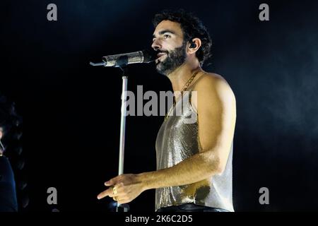 12 octobre 2022, Turin, Turin, Italie: Le chanteur italien Marco Mengoni se produit sur la scène de la Pala Alpitour à Turin avec sa tournée 'Mengoni Live 2022' (Credit image: © Bruno Brizzi/Pacific Press via ZUMA Press Wire) Banque D'Images