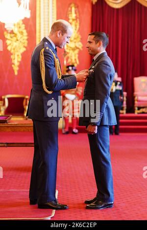 Le capitaine de groupe Kevin Latchman, de la Royal Air Force, est décoré de la Croix de la Force aérienne par le Prince de Galles au Palais de Buckingham. Date de la photo: Jeudi 13 octobre 2022. Banque D'Images