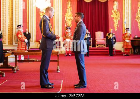 Le capitaine de groupe Kevin Latchman, de la Royal Air Force, est décoré de la Croix de la Force aérienne par le Prince de Galles au Palais de Buckingham. Date de la photo: Jeudi 13 octobre 2022. Banque D'Images