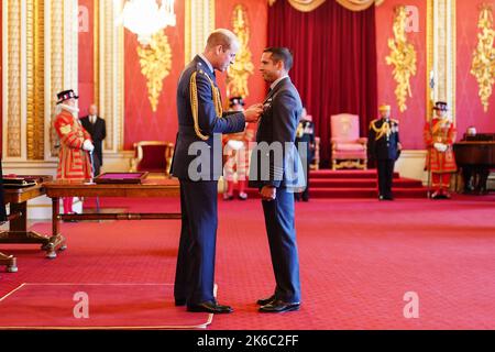 Le capitaine de groupe Kevin Latchman, de la Royal Air Force, est décoré de la Croix de la Force aérienne par le Prince de Galles au Palais de Buckingham. Date de la photo: Jeudi 13 octobre 2022. Banque D'Images