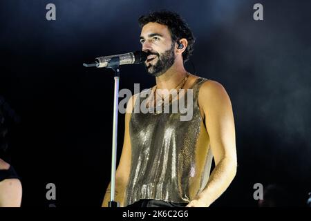 12 octobre 2022, Turin, Turin, Italie: Le chanteur italien Marco Mengoni se produit sur la scène de la Pala Alpitour à Turin avec sa tournée 'Mengoni Live 2022' (Credit image: © Bruno Brizzi/Pacific Press via ZUMA Press Wire) Banque D'Images