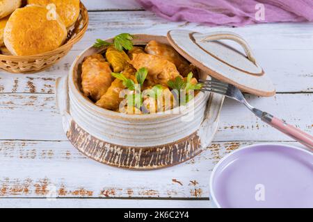 La feuille de chou de Golubtsy, remplie de viande hachée et de riz, est un plat traditionnel de cuisine d'Europe orientale Banque D'Images