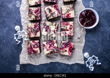 Brownies d'Halloween avec baies de lingonis et fromage à la crème sur le dessus Banque D'Images