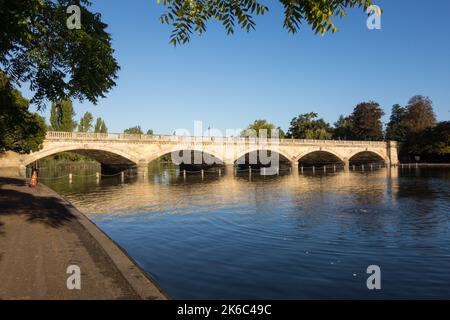 John Rennie's Serpentine Bridge séparant Hyde Park et Kensington Gardens, The Serpentine, Londres, Angleterre, Royaume-Uni Banque D'Images