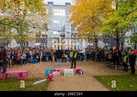 UCC, Cork, Irlande. 13th octobre 2022. Plus de 1 000 étudiants sont sortis de leurs conférences aujourd'hui pour protester contre la crise du coût de la vie, qui, selon eux, a un effet sévère sur leur capacité à vivre au jour le jour. Les étudiants ont cité les frais d'université, les frais d'hébergement et les simples frais de vie au jour le jour comme raison de leur protestation. Crédit : AG News/Alay Live News Banque D'Images