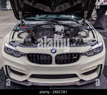 Une baie de moteur d'une BMW M3 Touring réglée pendant day1 World of Cars Banque D'Images