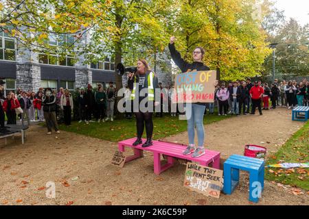 UCC, Cork, Irlande. 13th octobre 2022. Plus de 1 000 étudiants sont sortis de leurs conférences aujourd'hui pour protester contre la crise du coût de la vie, qui, selon eux, a un effet sévère sur leur capacité à vivre au jour le jour. Les étudiants ont cité les frais d'université, les frais d'hébergement et les simples frais de vie au jour le jour comme raison de leur protestation. Crédit : AG News/Alay Live News Banque D'Images